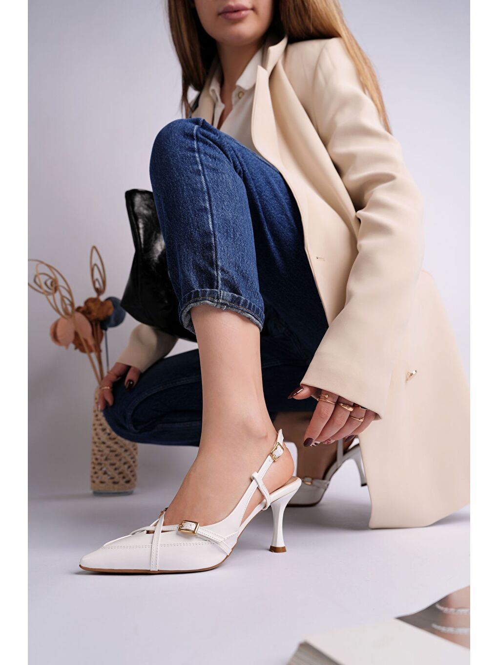 Beyaz İCONS Sivri Burun Arkası Açık Kemer Detaylı İki Bantlı Kadın Topuklu Ayakkabı-1