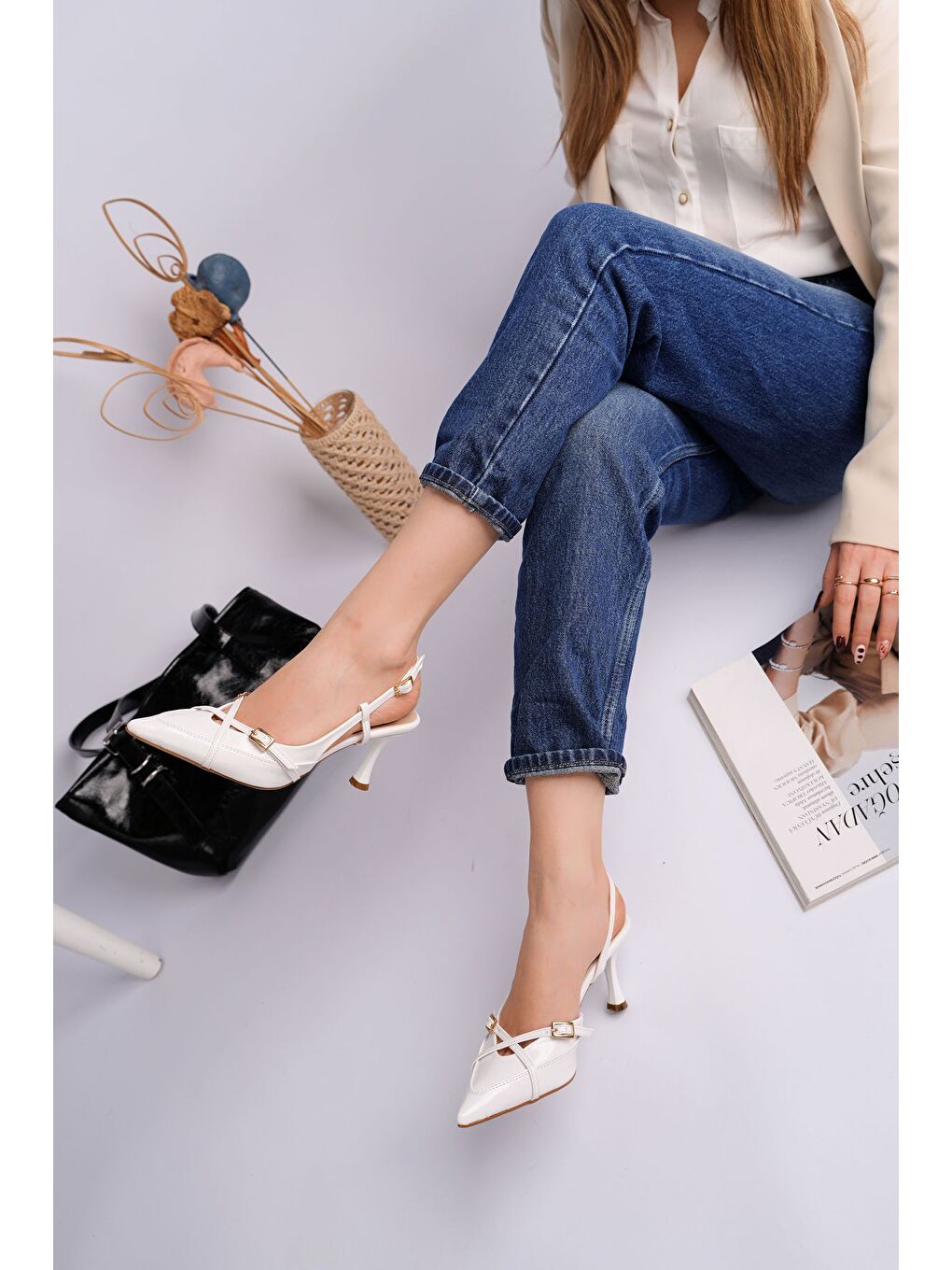 Beyaz İCONS Sivri Burun Arkası Açık Kemer Detaylı İki Bantlı Kadın Topuklu Ayakkabı-2