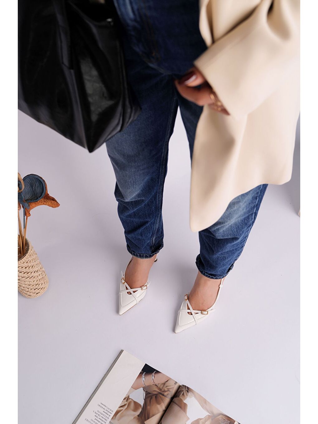 Beyaz İCONS Sivri Burun Arkası Açık Kemer Detaylı İki Bantlı Kadın Topuklu Ayakkabı-3