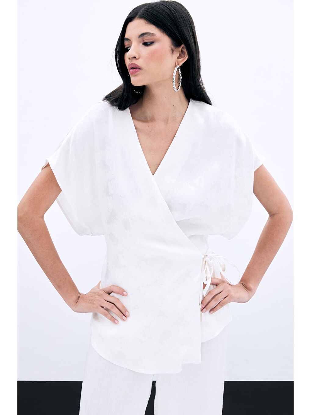 Bağlamalı Jakarlı Saten Bluz - Ekru-1
