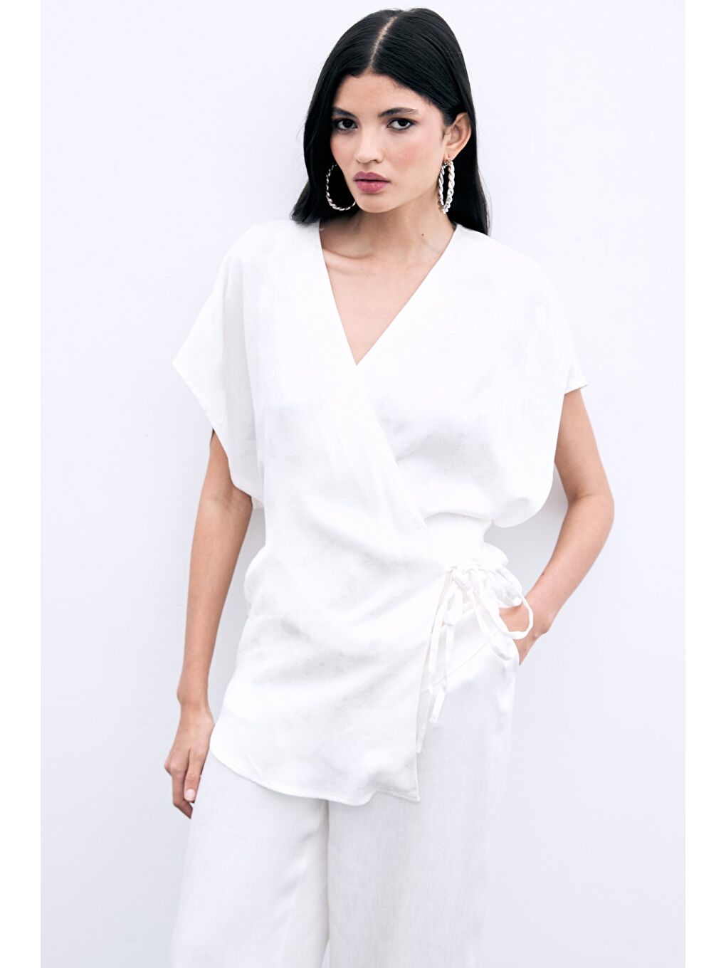 Bağlamalı Jakarlı Saten Bluz - Ekru-2