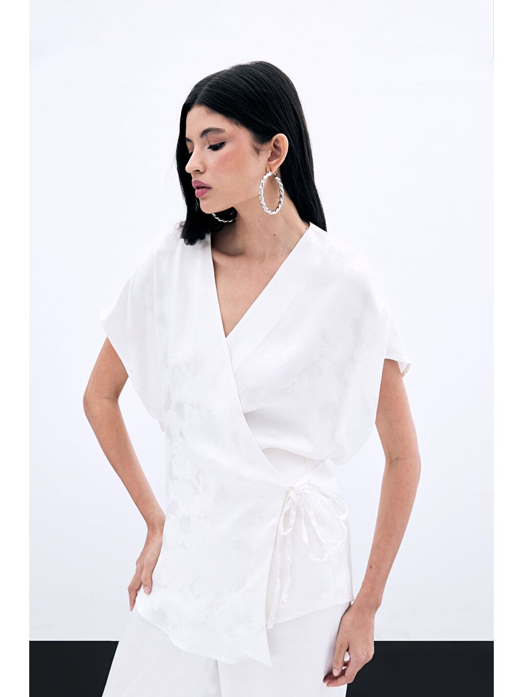 Bağlamalı Jakarlı Saten Bluz - Ekru-3