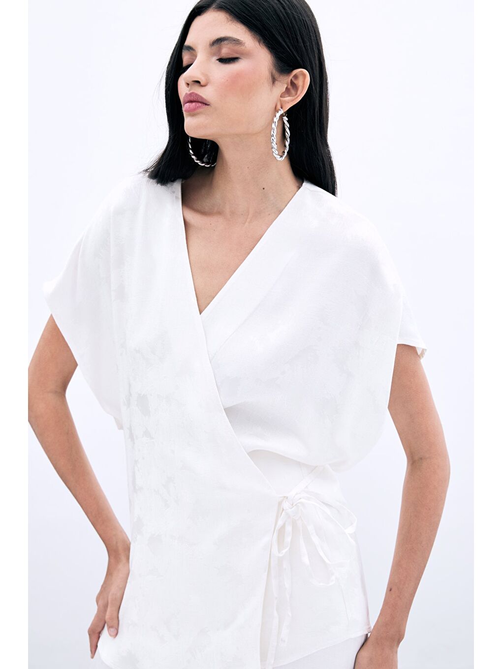 Bağlamalı Jakarlı Saten Bluz - Ekru-4