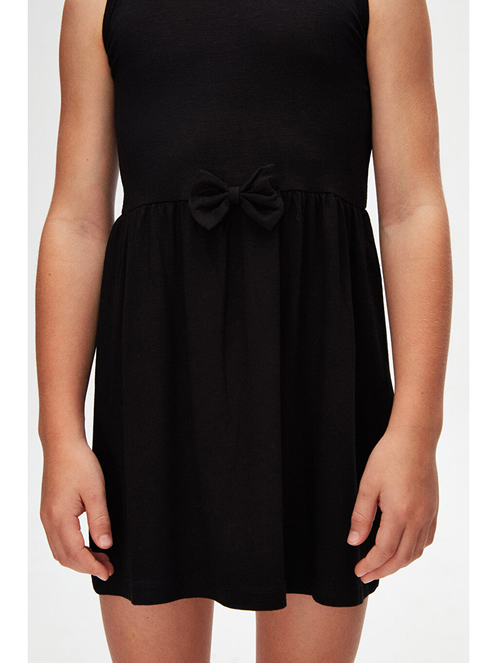 Siyah Kız Çocuk Flamlı Viskon Askılı Elbise-3