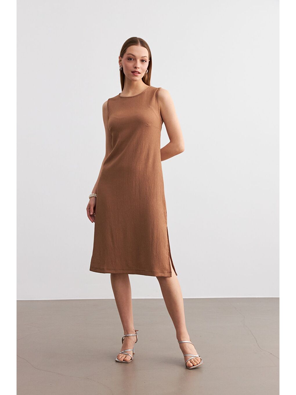 Kahverengi Kadın Camel Düz Kolsuz Midi Boy Yırtmaçlı Krinkıl Elbise