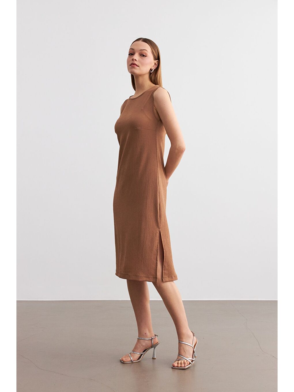 Kahverengi Kadın Camel Düz Kolsuz Midi Boy Yırtmaçlı Krinkıl Elbise-1