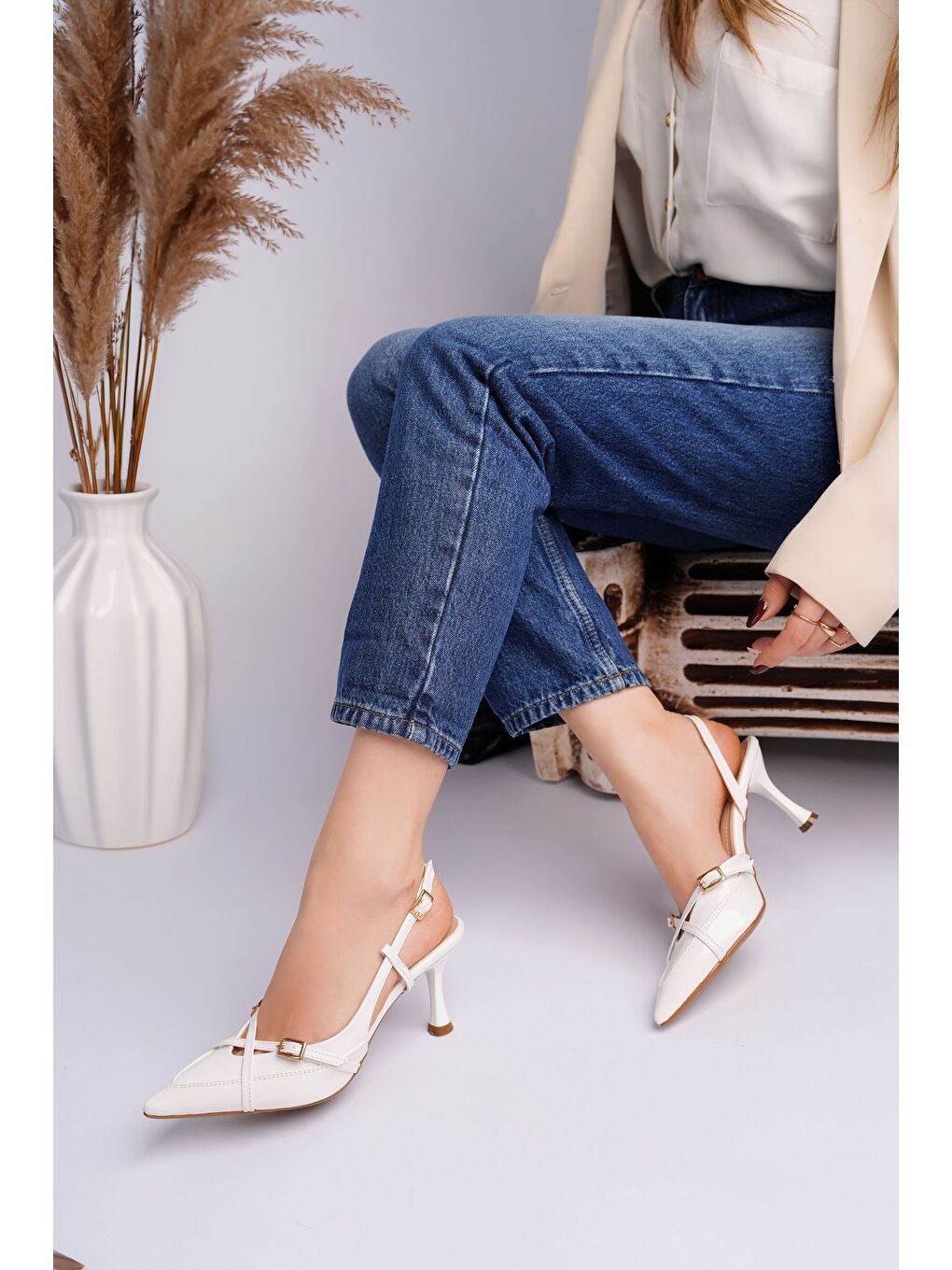 Beyaz İCONS Sivri Burun Arkası Açık Kemer Detaylı İki Bantlı Kadın Topuklu Ayakkabı-6