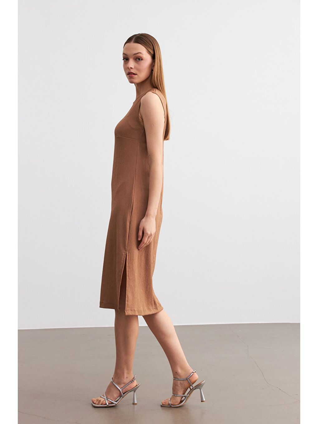 Kahverengi Kadın Camel Düz Kolsuz Midi Boy Yırtmaçlı Krinkıl Elbise-2