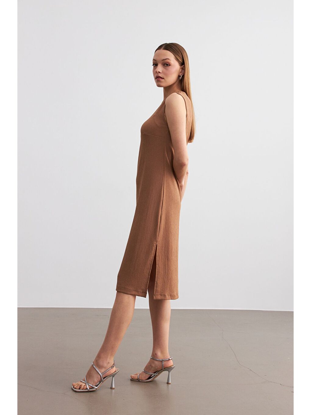 Kahverengi Kadın Camel Düz Kolsuz Midi Boy Yırtmaçlı Krinkıl Elbise-3