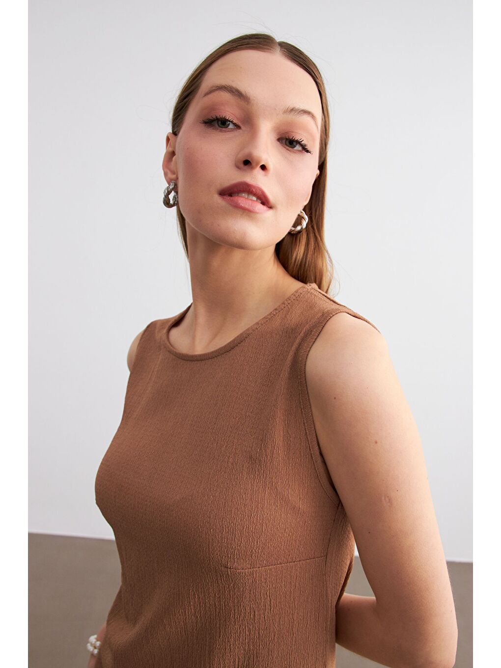 Kahverengi Kadın Camel Düz Kolsuz Midi Boy Yırtmaçlı Krinkıl Elbise-4