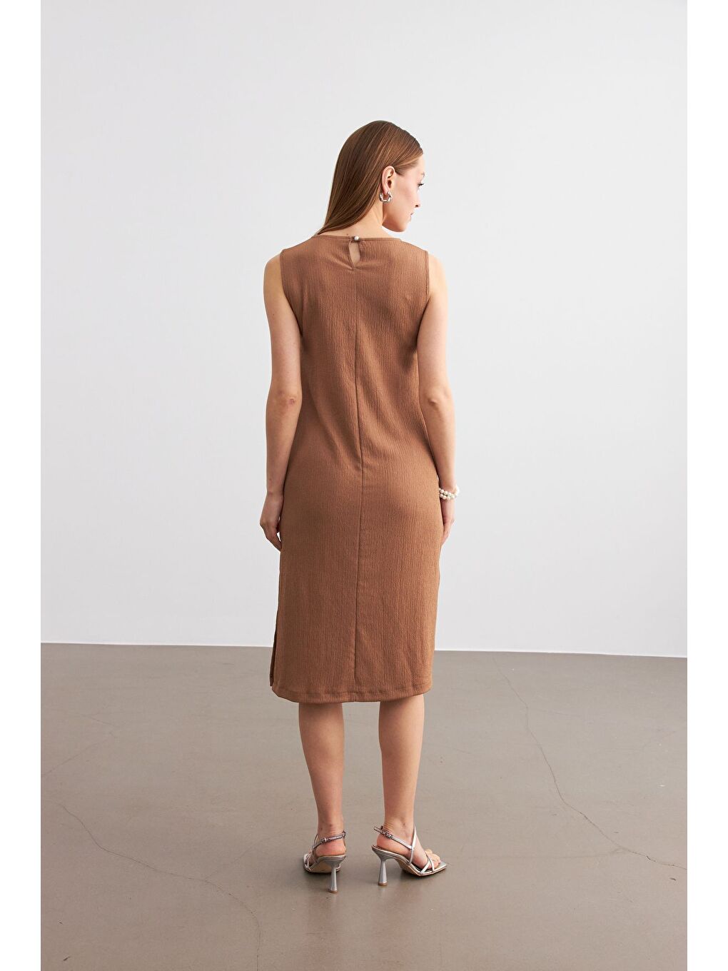 Kahverengi Kadın Camel Düz Kolsuz Midi Boy Yırtmaçlı Krinkıl Elbise-5
