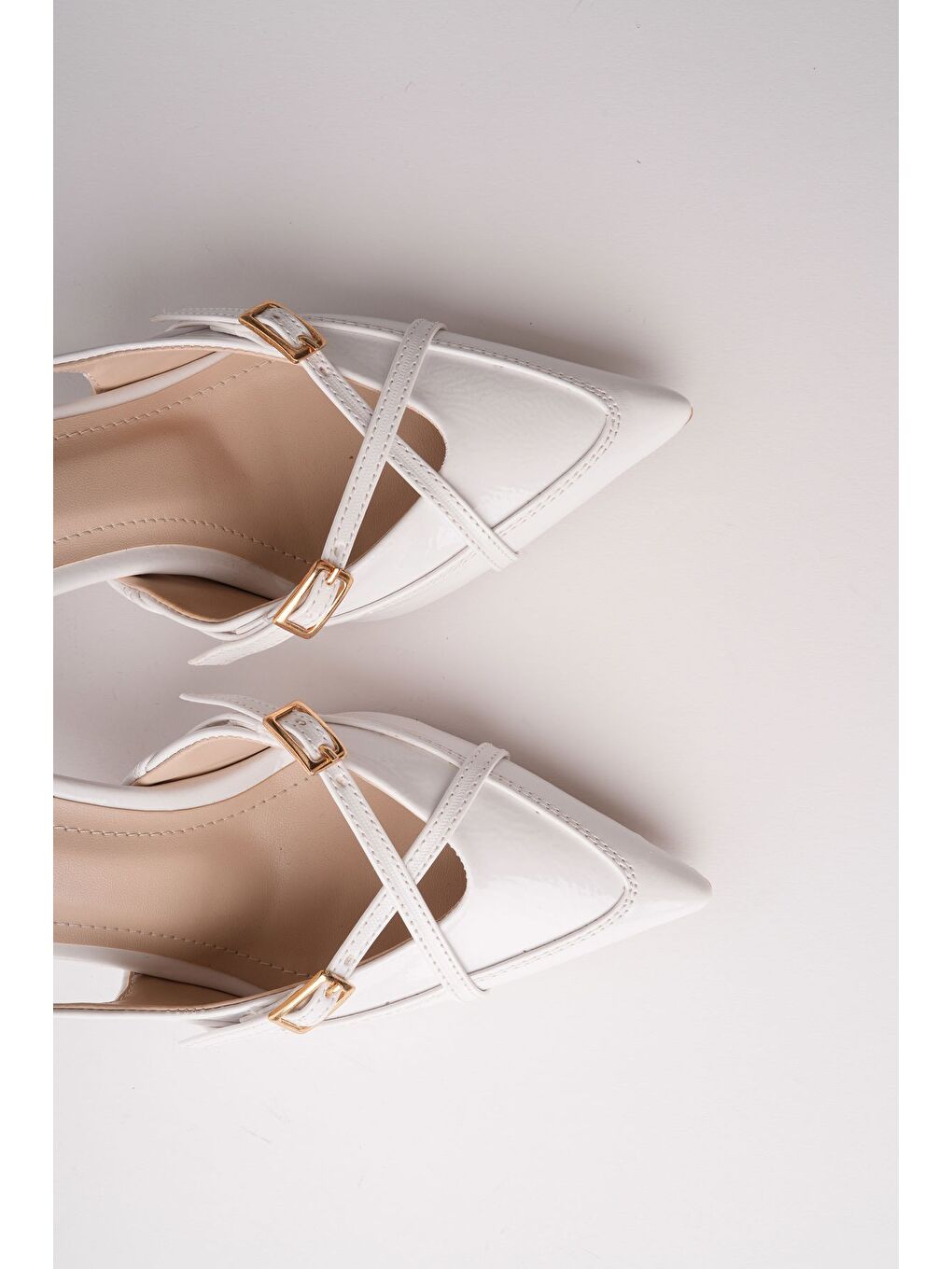 Beyaz İCONS Sivri Burun Arkası Açık Kemer Detaylı İki Bantlı Kadın Topuklu Ayakkabı-8