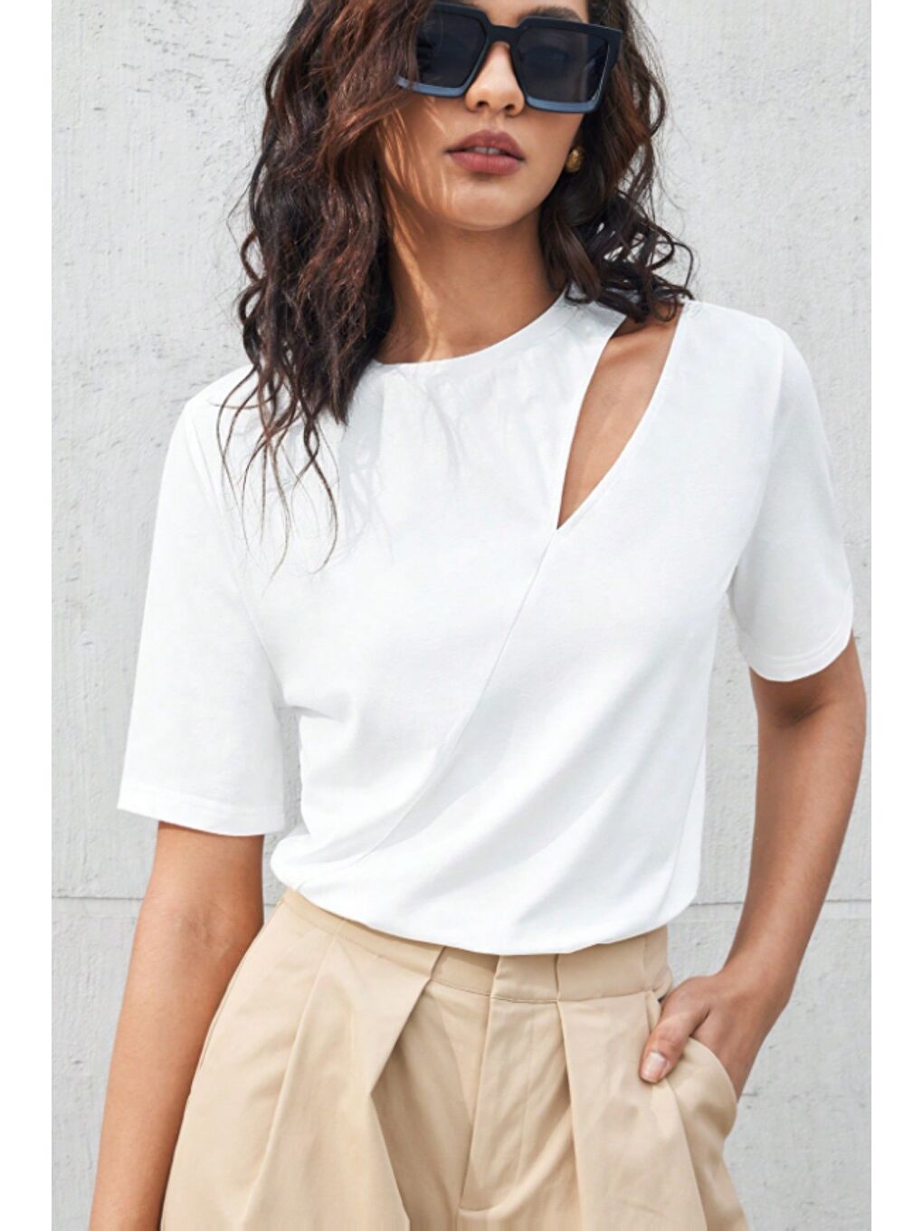 Beyaz Omuz Dekolteli Basic Kadın Tişört – Modern Kesim Günlük Bluz
