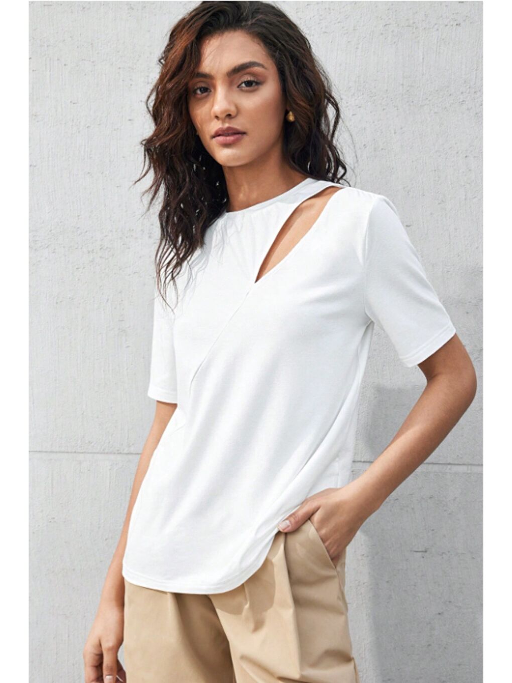 Beyaz Omuz Dekolteli Basic Kadın Tişört – Modern Kesim Günlük Bluz-1