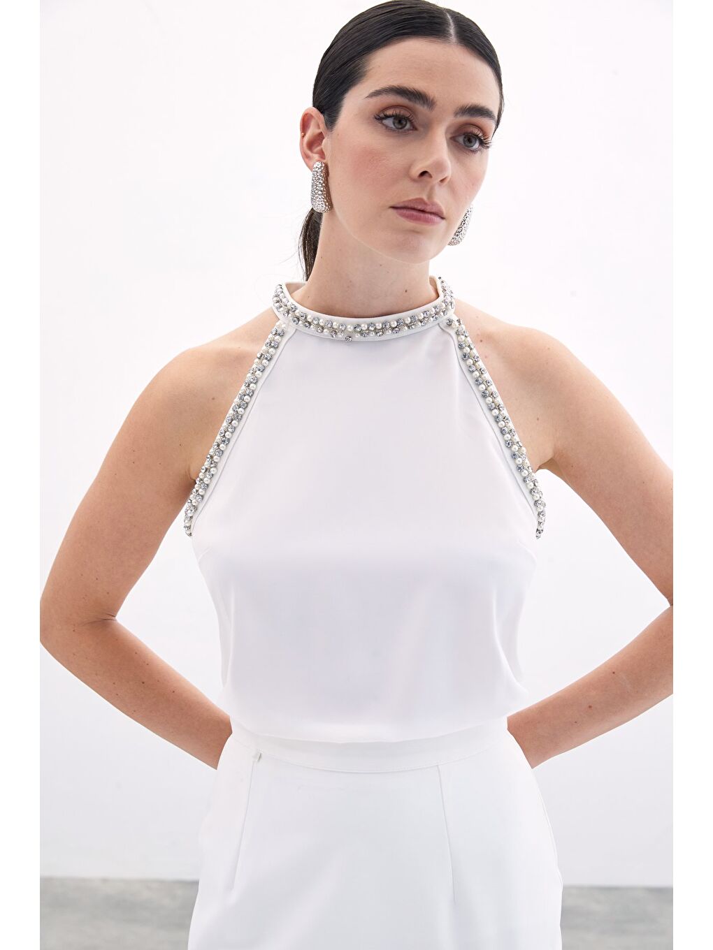 Aksesuar Detaylı Kolsuz Bluz - Ekru-3