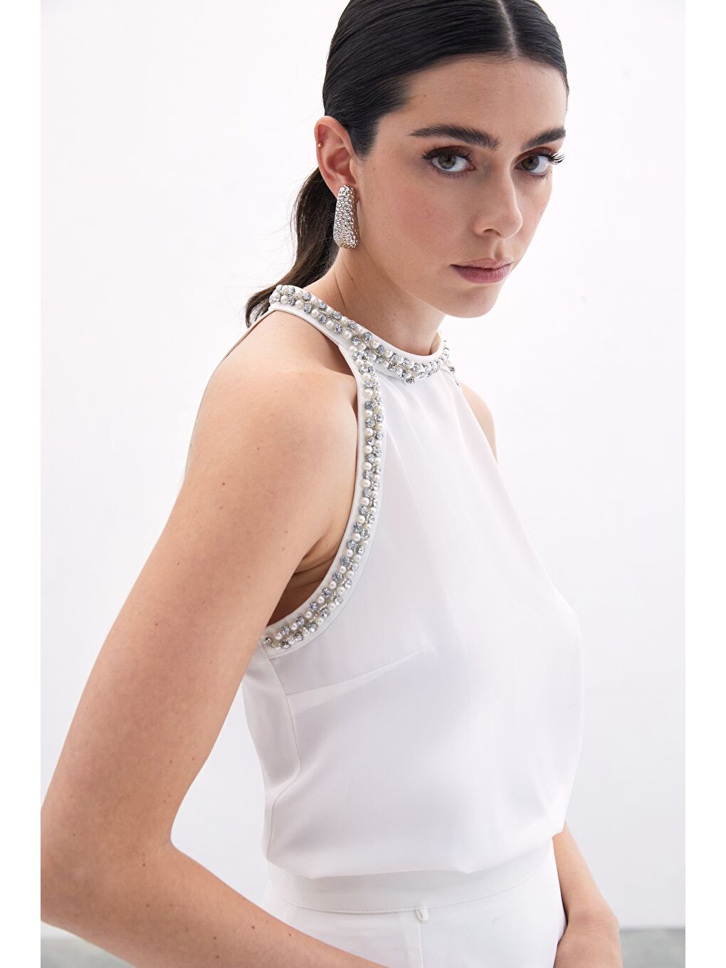 Aksesuar Detaylı Kolsuz Bluz - Ekru-4