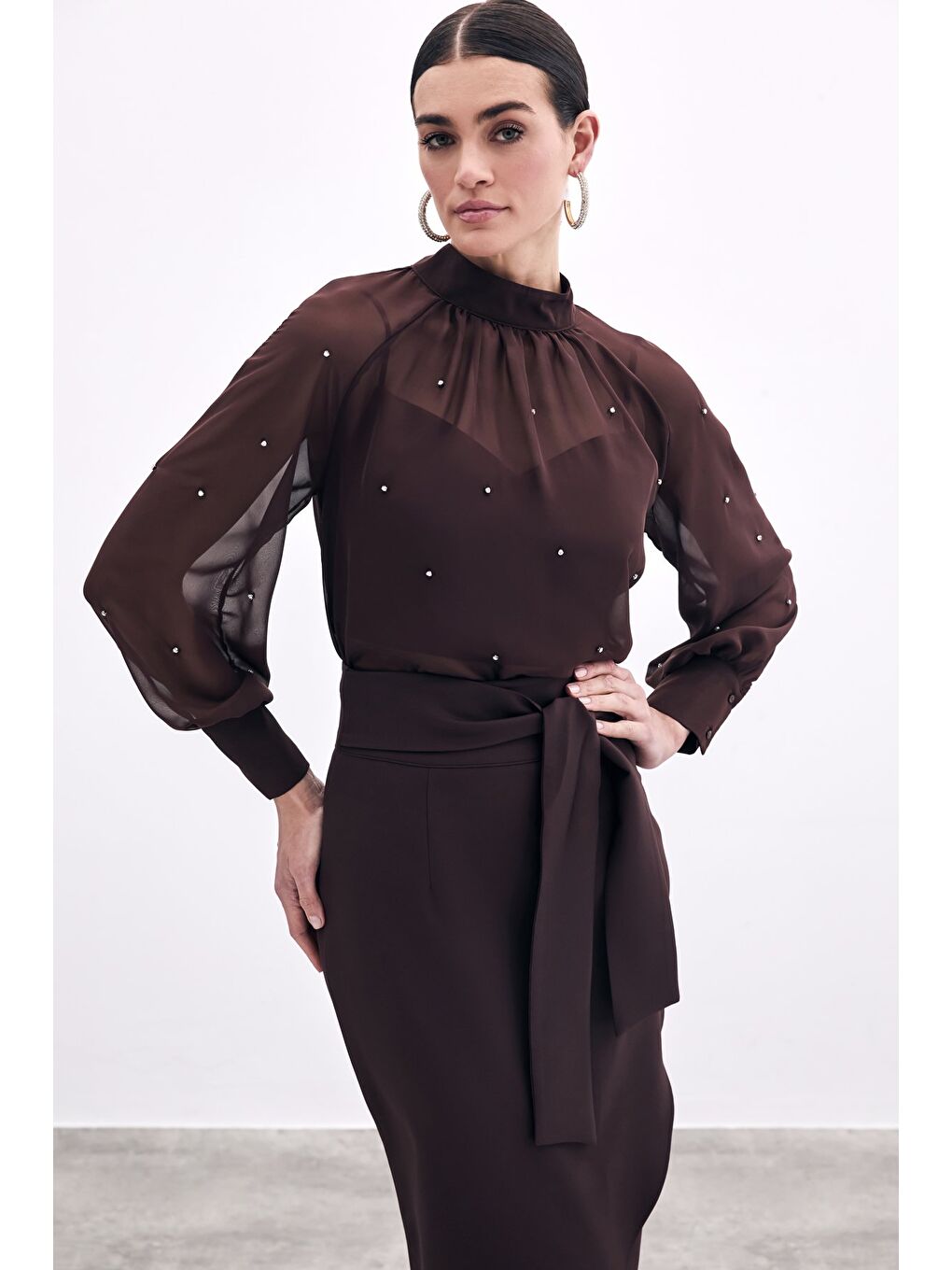 Kahverengi Taş Detaylı Transparan Bluz - Kahve