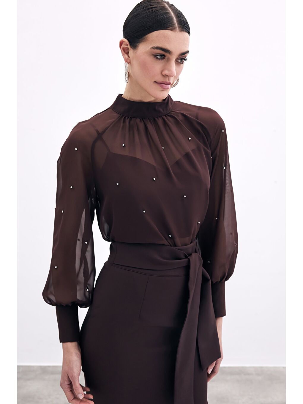 Kahverengi Taş Detaylı Transparan Bluz - Kahve-1