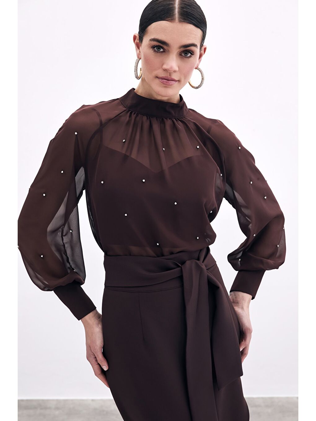 Kahverengi Taş Detaylı Transparan Bluz - Kahve-3