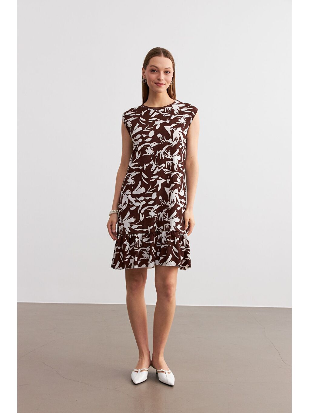 Kadın Kahverengi Beyaz Desenli Kolsuz Mini Krinkıl Elbise