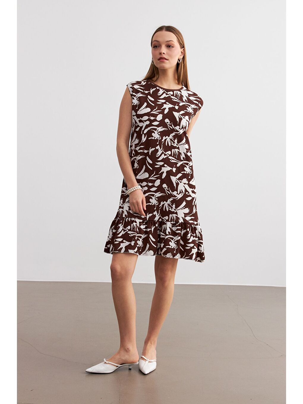 Kadın Kahverengi Beyaz Desenli Kolsuz Mini Krinkıl Elbise-3