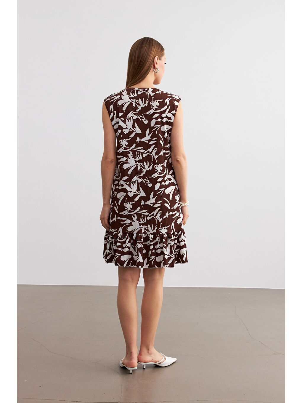 Kadın Kahverengi Beyaz Desenli Kolsuz Mini Krinkıl Elbise-4