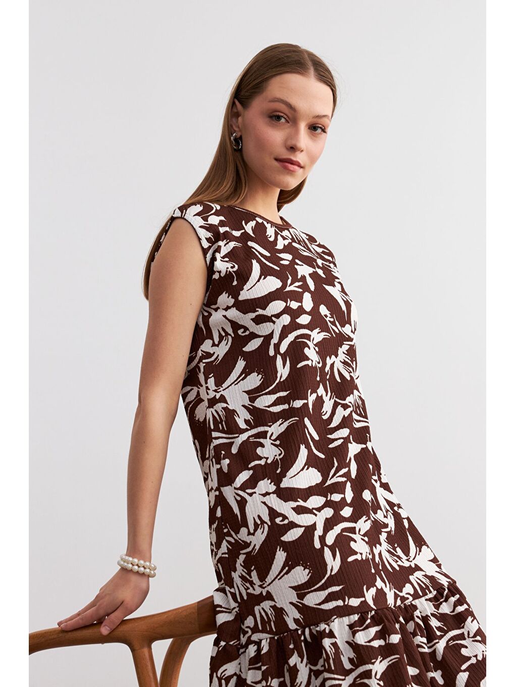 Kadın Kahverengi Beyaz Desenli Kolsuz Mini Krinkıl Elbise-5