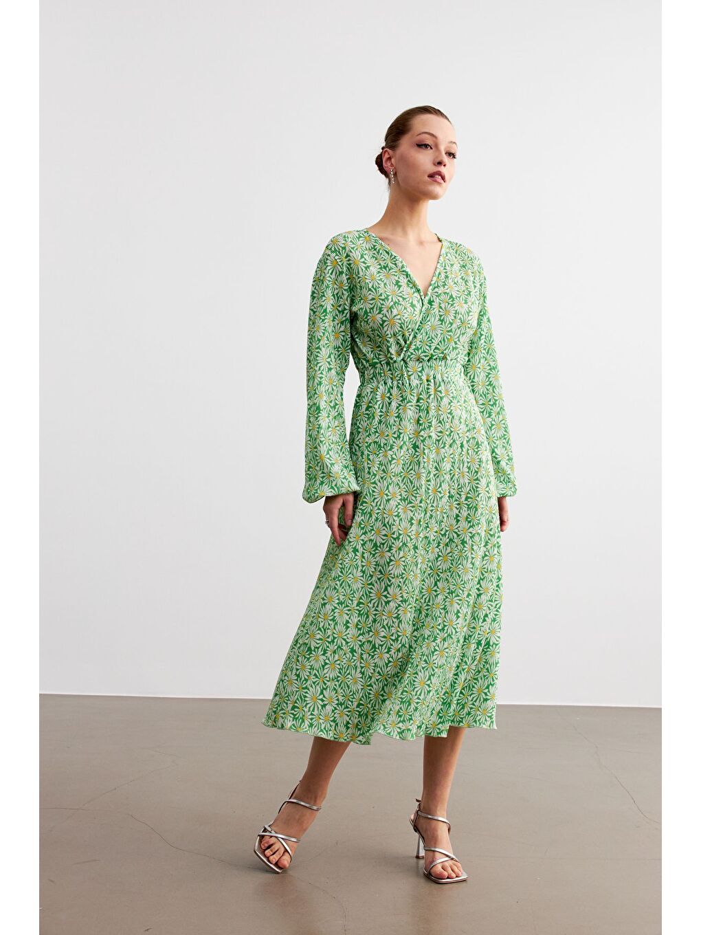 Kadın Yeşil Flower Desen Kruvaze Yaka Pliseli Beli Lastikli Midi Boy Elbise
