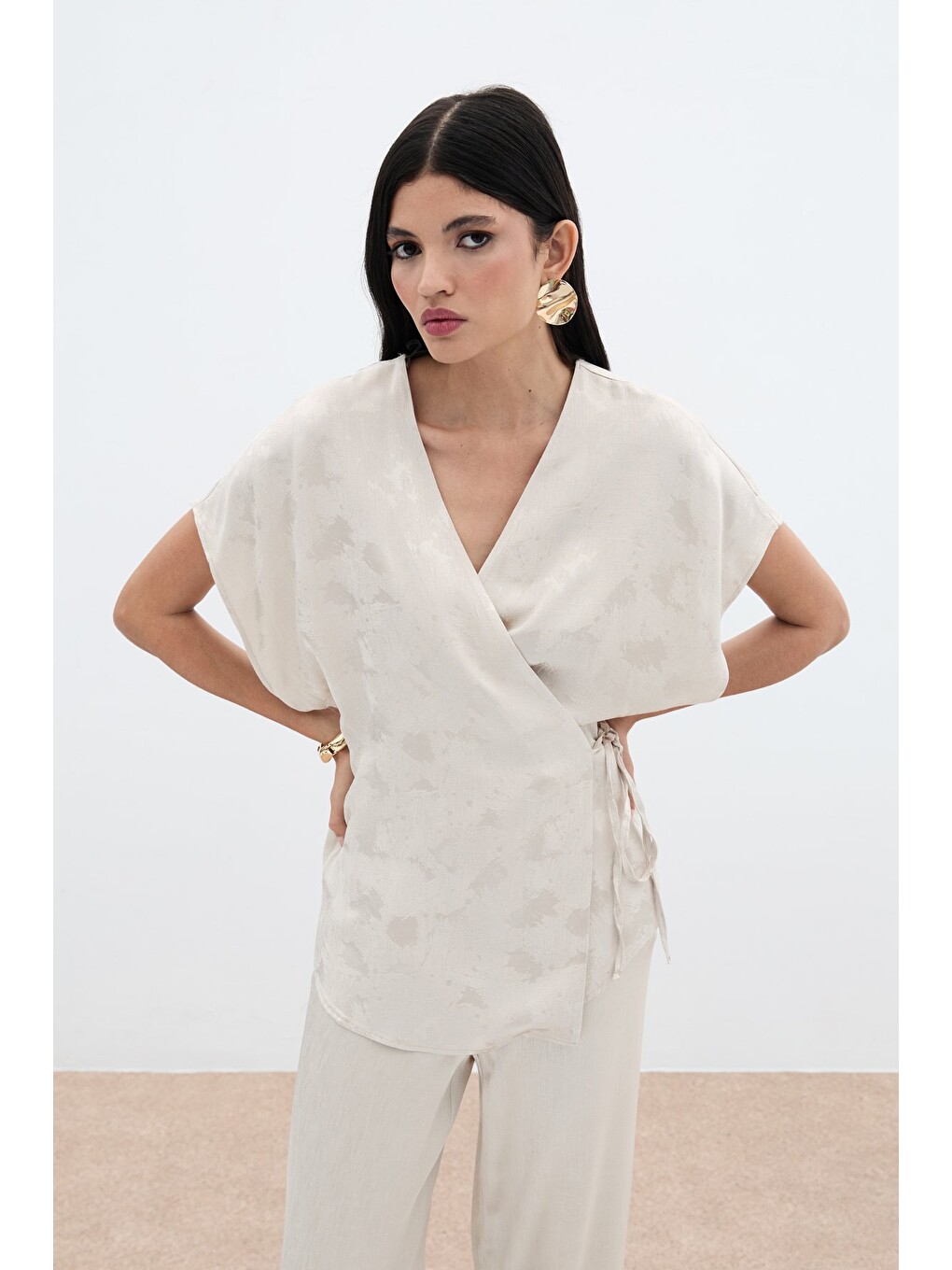 Bağlamalı Jakarlı Saten Bluz - Bej-3