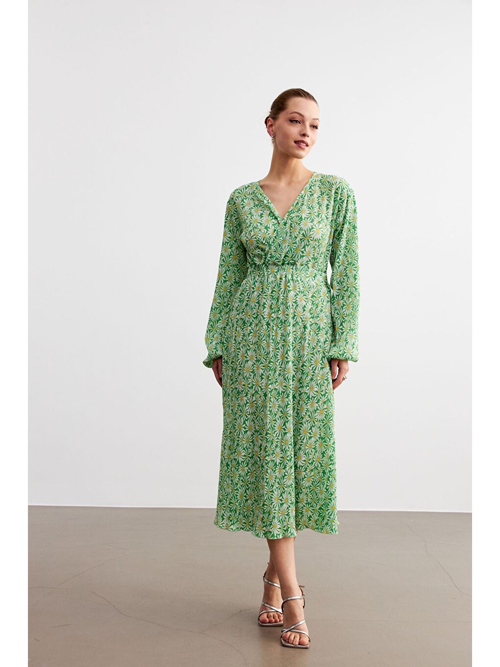 Kadın Yeşil Flower Desen Kruvaze Yaka Pliseli Beli Lastikli Midi Boy Elbise-1