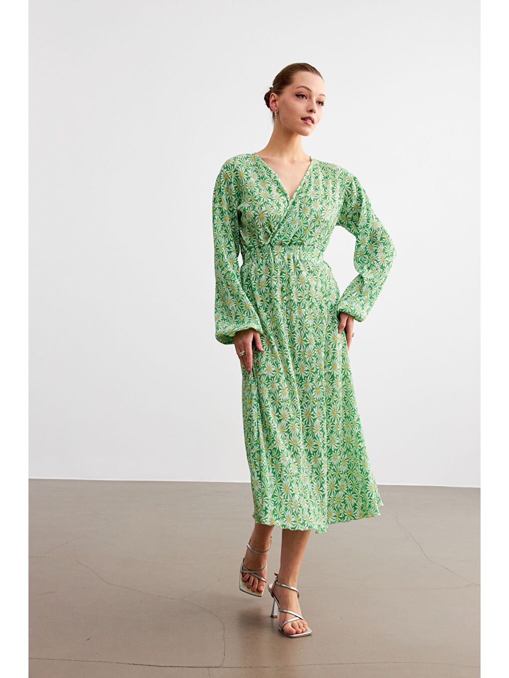 Kadın Yeşil Flower Desen Kruvaze Yaka Pliseli Beli Lastikli Midi Boy Elbise-2
