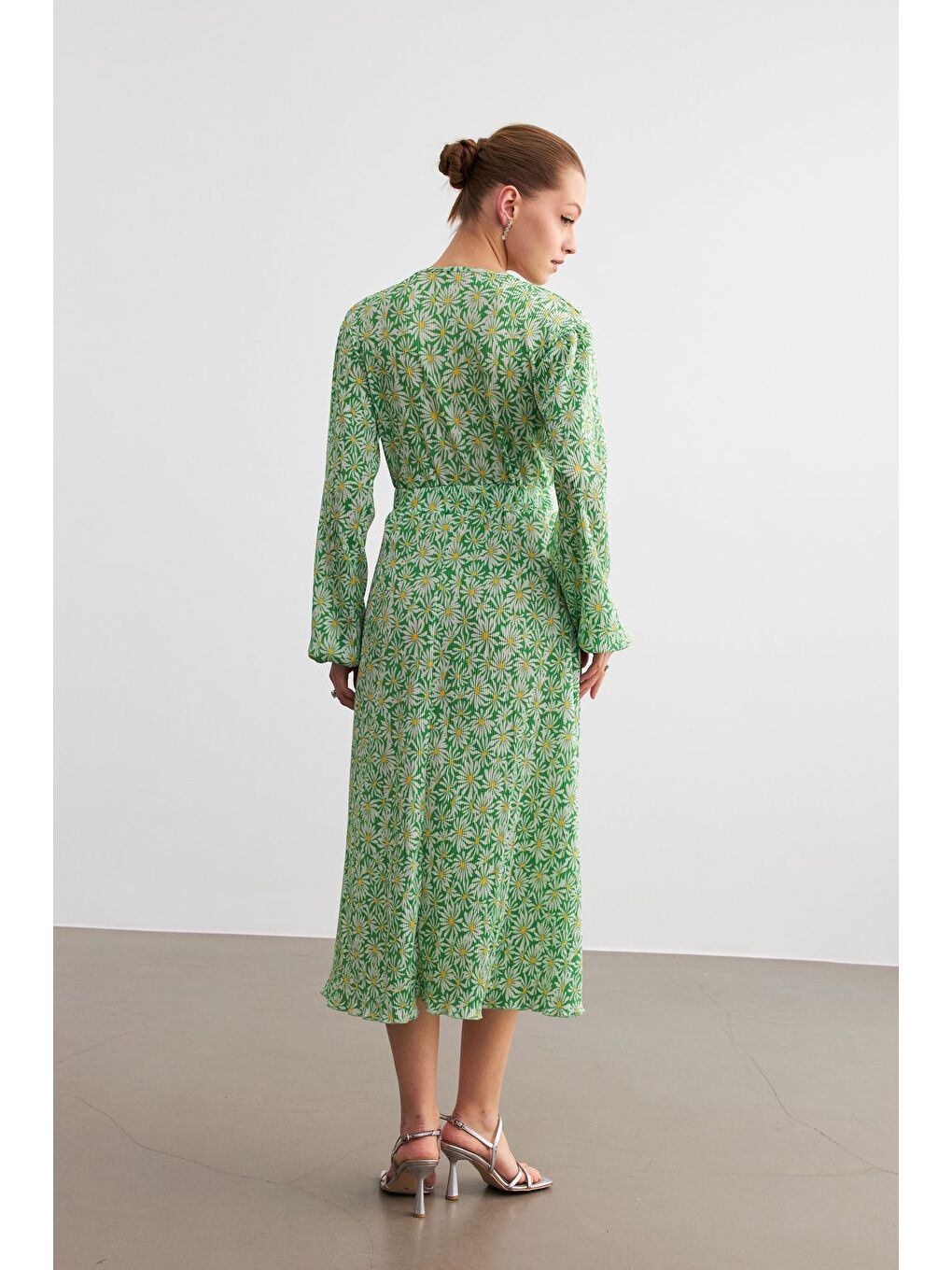 Kadın Yeşil Flower Desen Kruvaze Yaka Pliseli Beli Lastikli Midi Boy Elbise-4