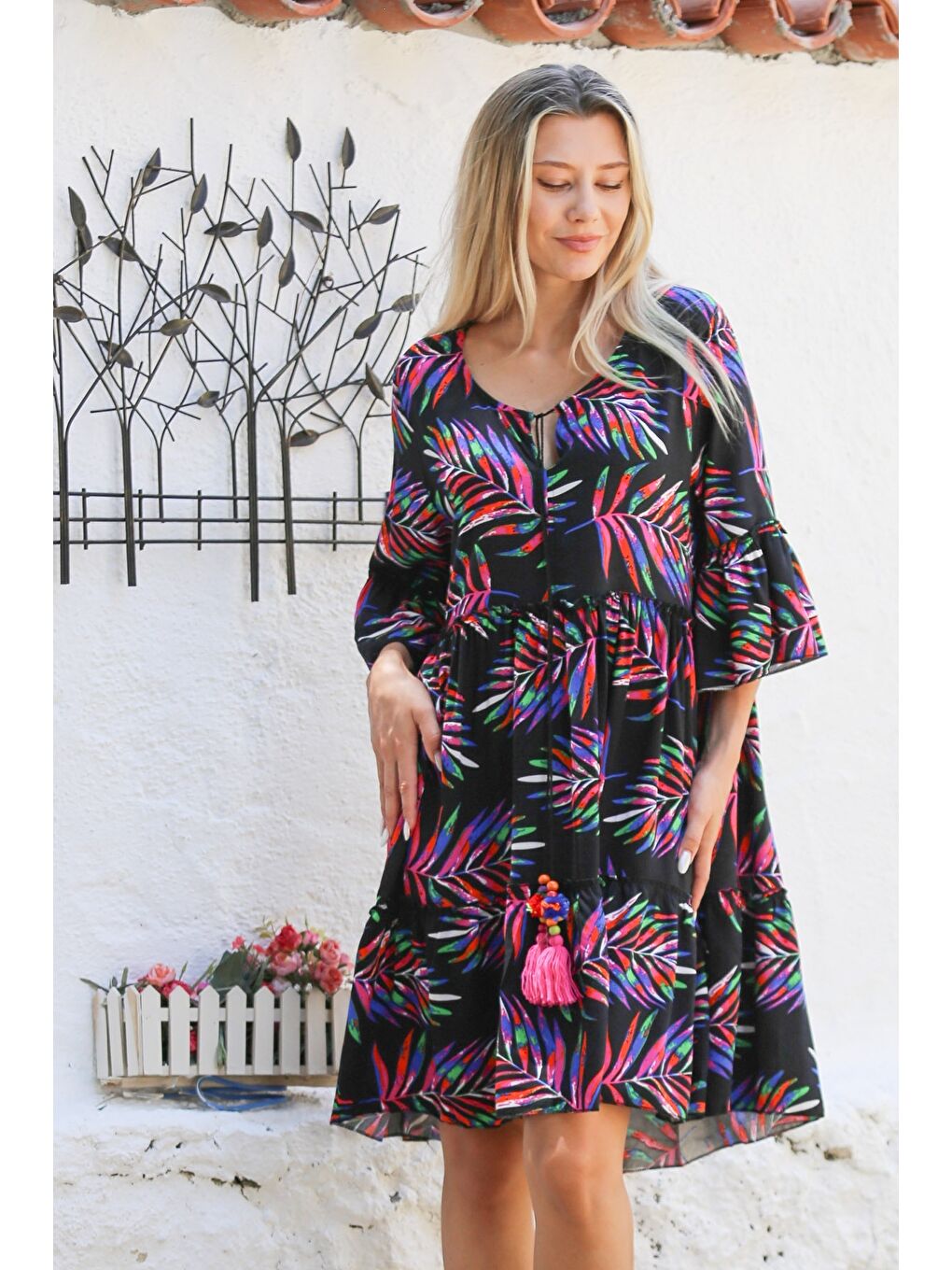 Siyah-Fuşya Havuz Yaka Fırfırlı Kol Eteği Fırfırlı Püsküllü Allover Baskılı Dokuma Casual Elbise-1