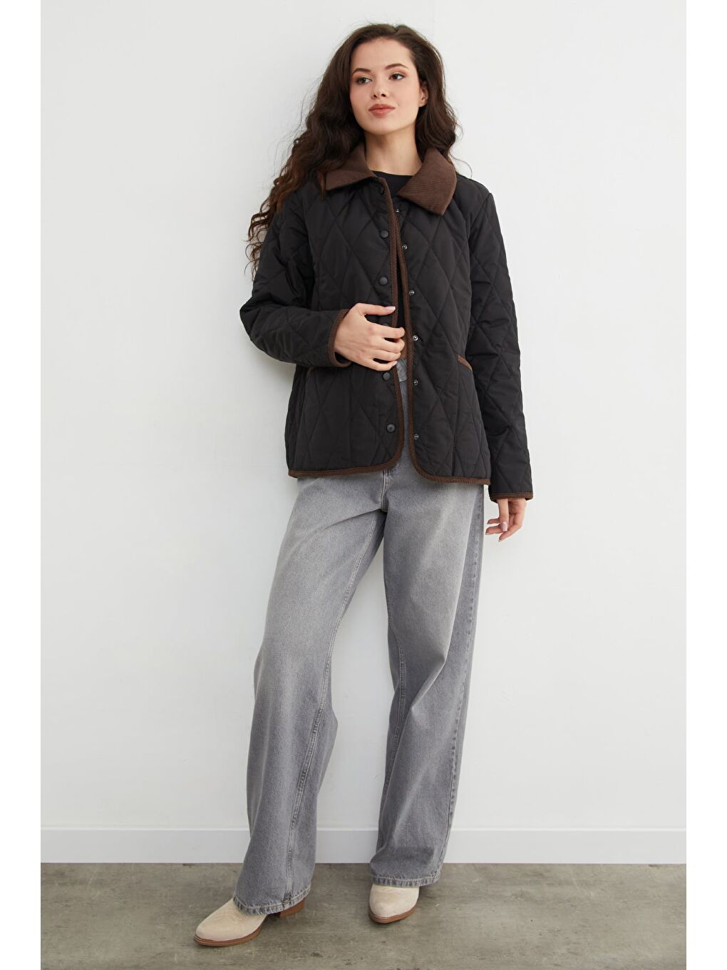 Siyah Kadife Detaylı Polo Yaka Kapitone Mont-2