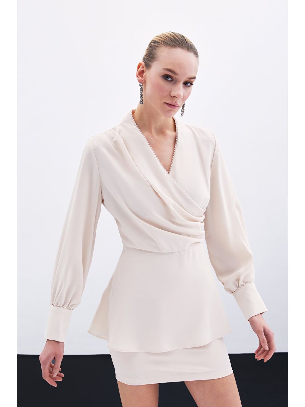 Boncuklu Yaka Kruvaze Bluz - Bej-1