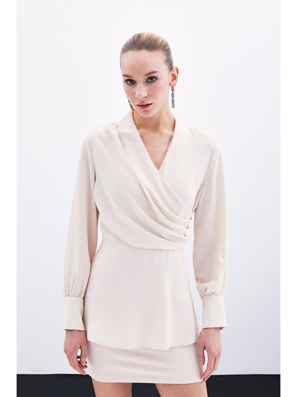 Boncuklu Yaka Kruvaze Bluz - Bej-2