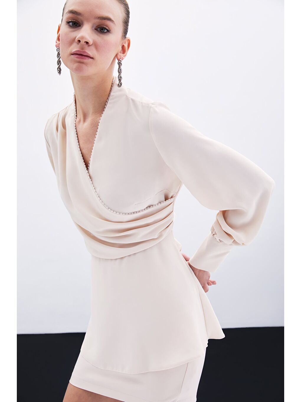 Boncuklu Yaka Kruvaze Bluz - Bej-4