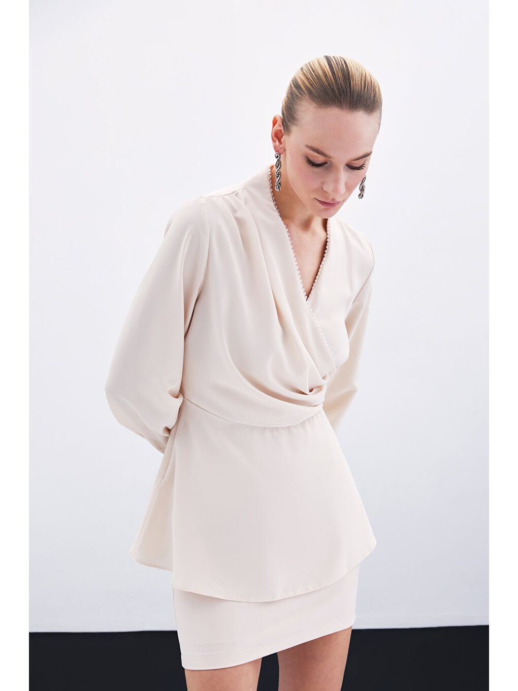 Boncuklu Yaka Kruvaze Bluz - Bej-6