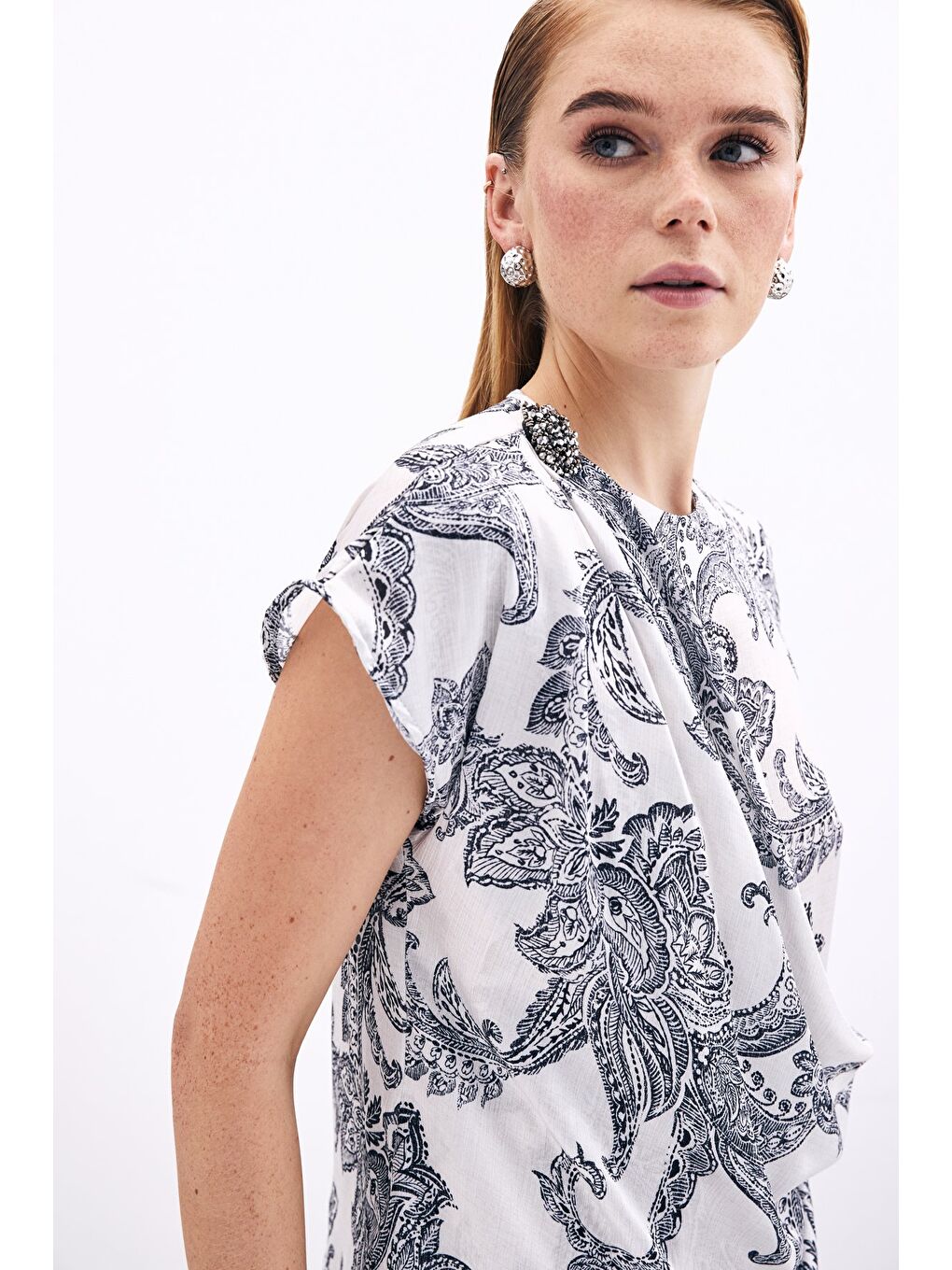 Aksesuar Detaylı Bluz - Ekru-1