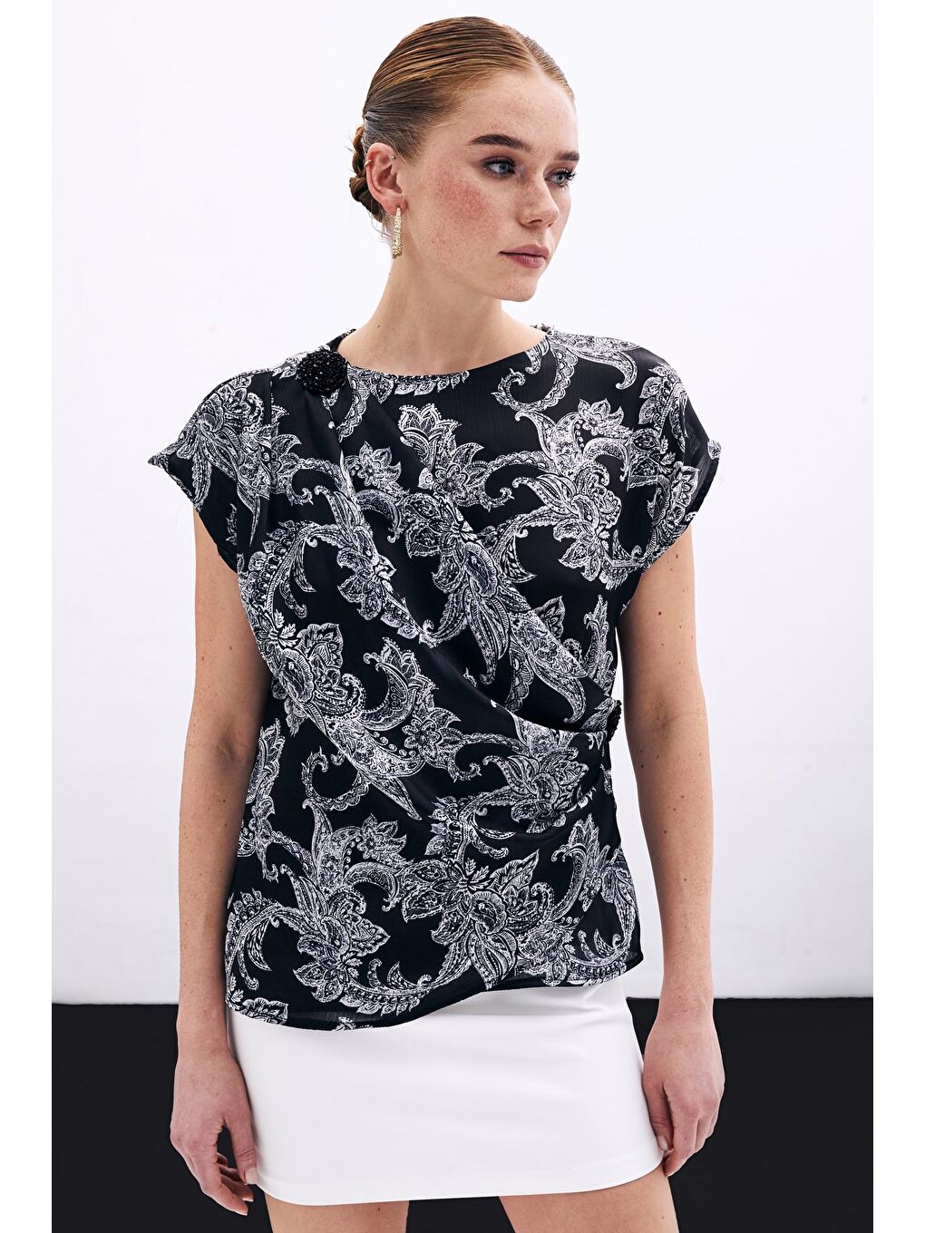 Aksesuar Detaylı Bluz - Siyah