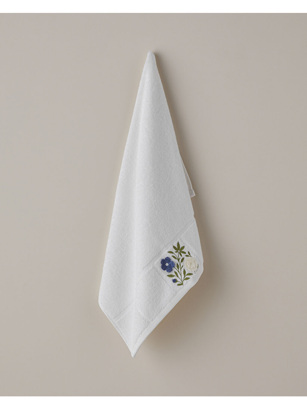 Serene Floral Pamuk Kabartma Nakışlı Yüz Havlusu 50x80 cm Beyaz