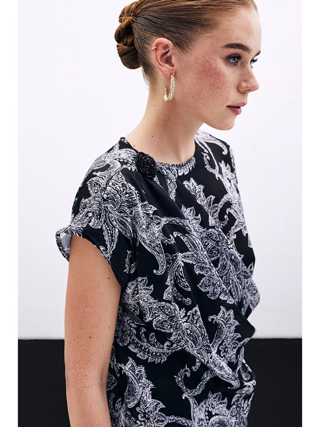 Aksesuar Detaylı Bluz - Siyah-1