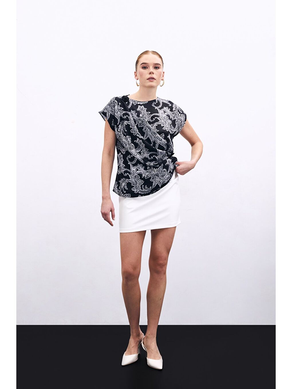 Aksesuar Detaylı Bluz - Siyah-2