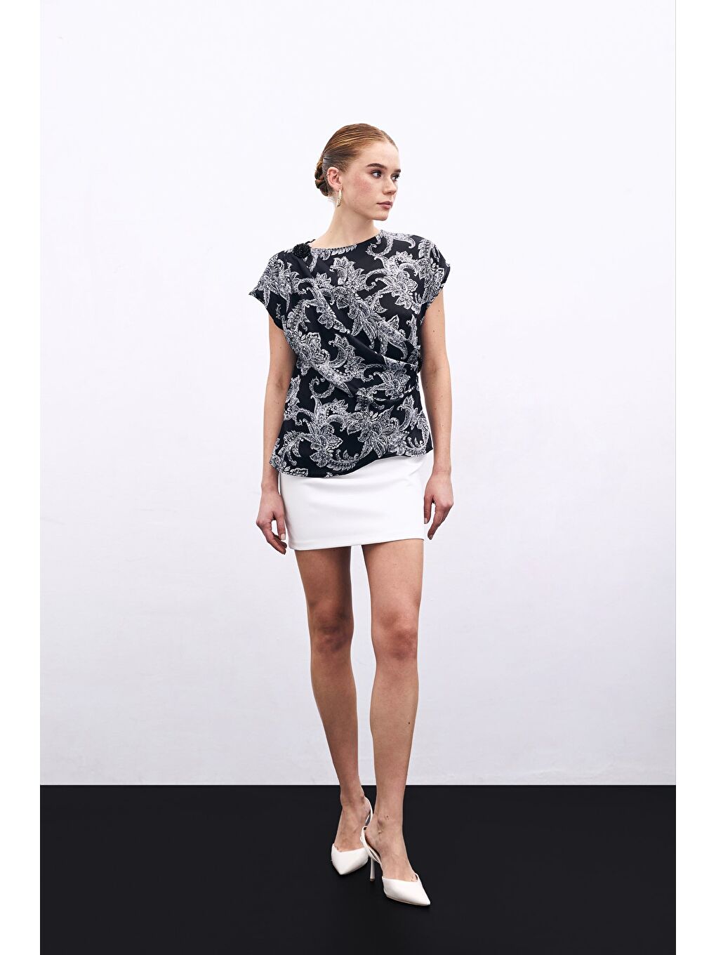 Aksesuar Detaylı Bluz - Siyah-3