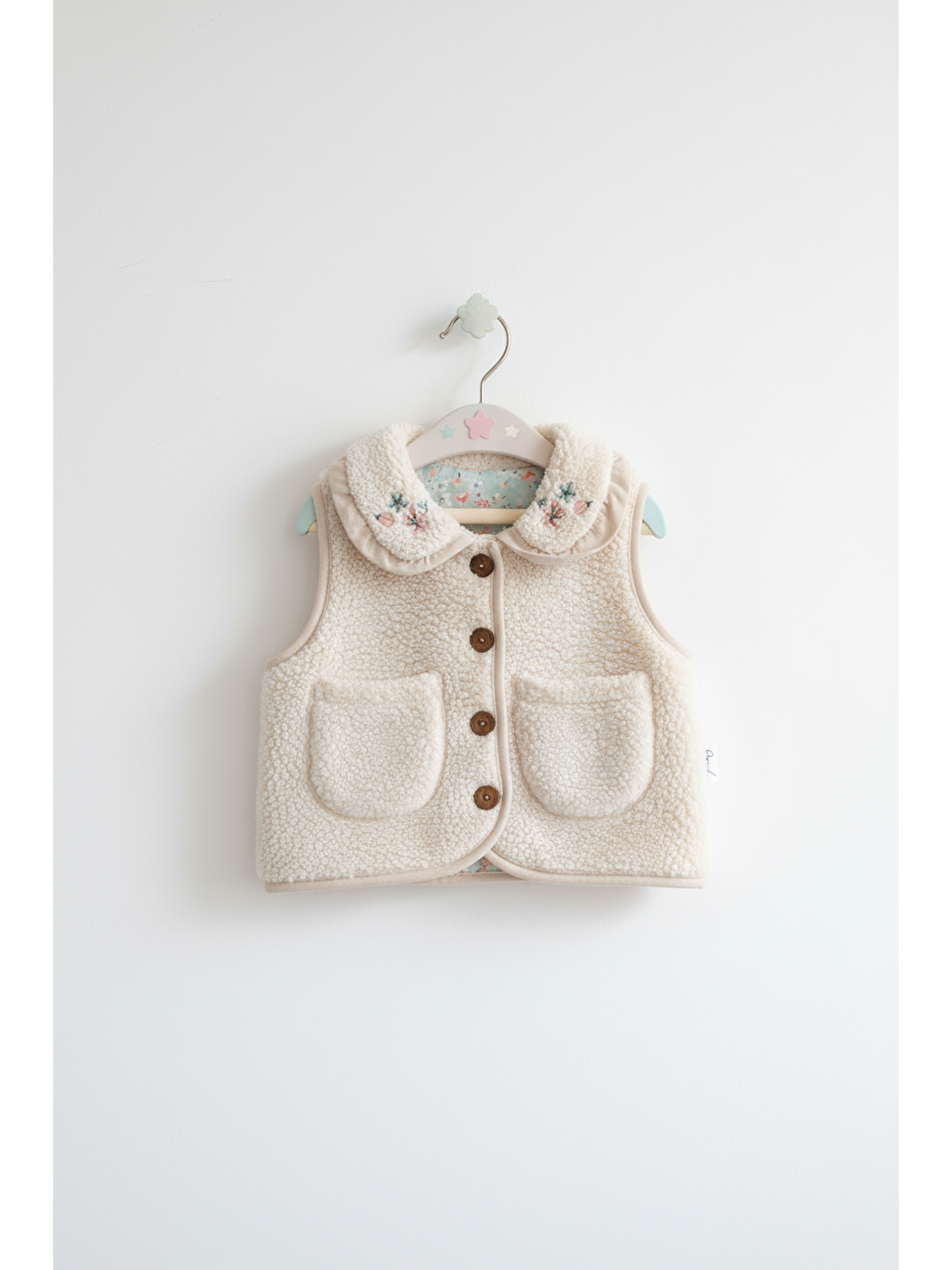 Ekru Kız Çocuk Krem Pelüş Cepli Düğmeli Yelek – Nakışlı Yaka Detaylı