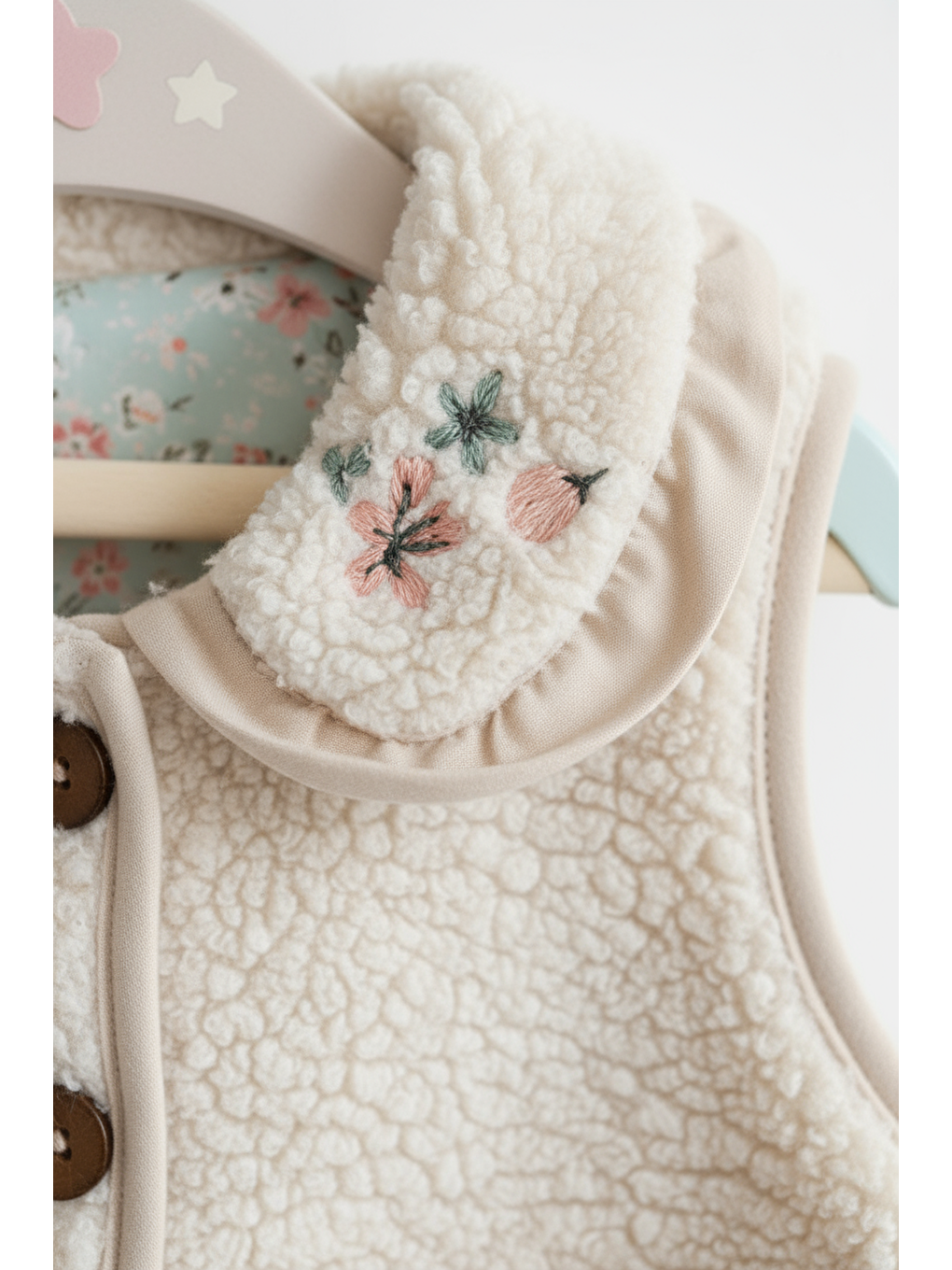 Ekru Kız Çocuk Krem Pelüş Cepli Düğmeli Yelek – Nakışlı Yaka Detaylı-1