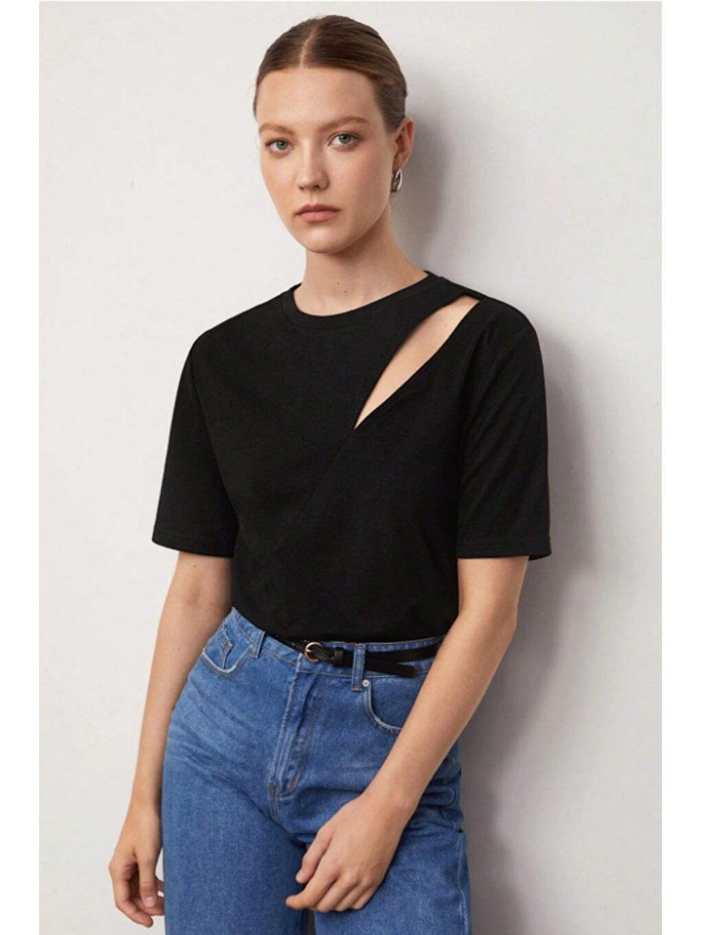 Siyah Omuz Dekolteli Basic Kadın Tişört – Modern Kesim Günlük Bluz