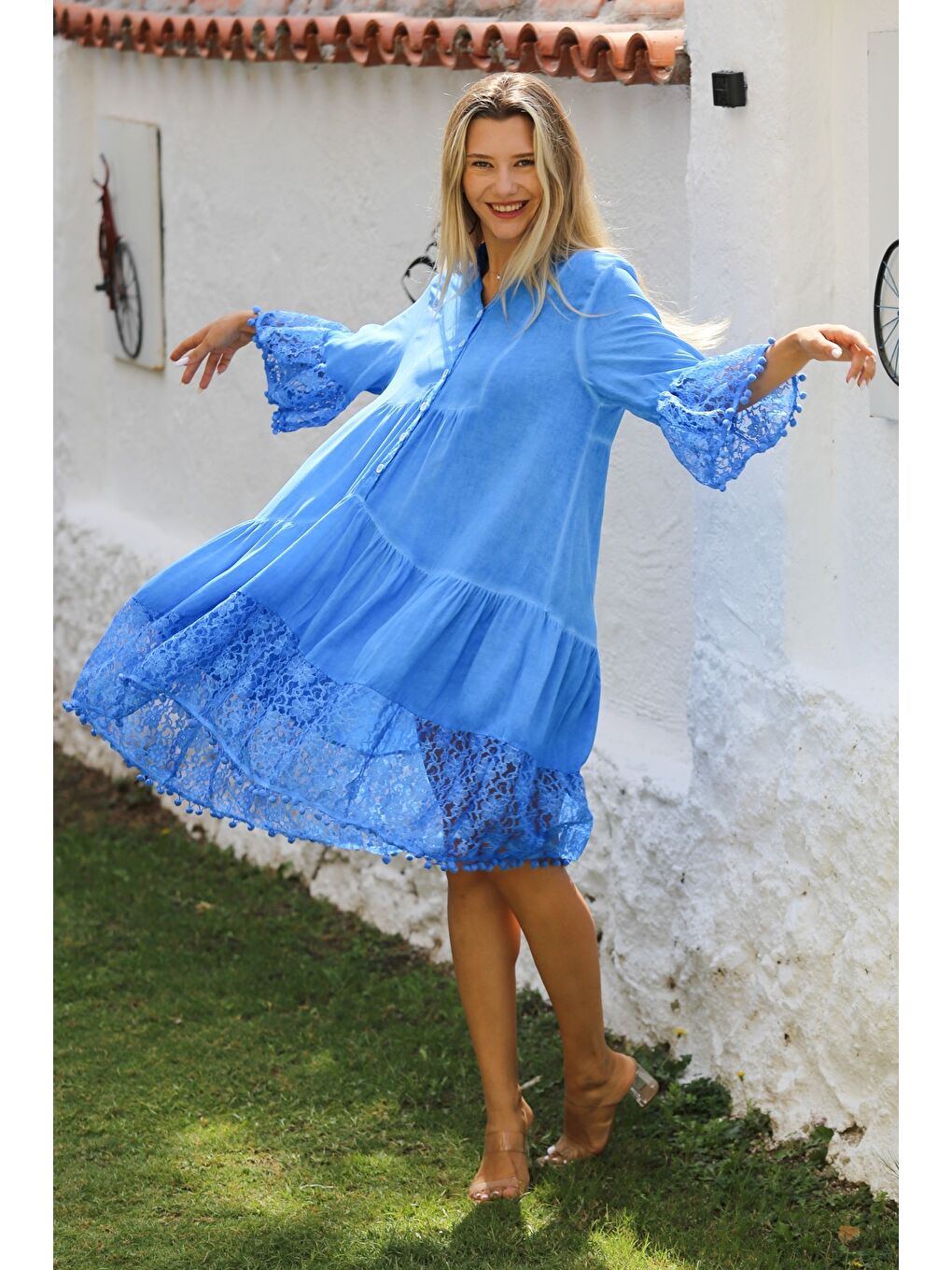 Açık Mavi Hakim Yaka 3/4 Kol Düğmeli Kol Ve Etek Ucu Dantelli Dokuma Casual Elbise