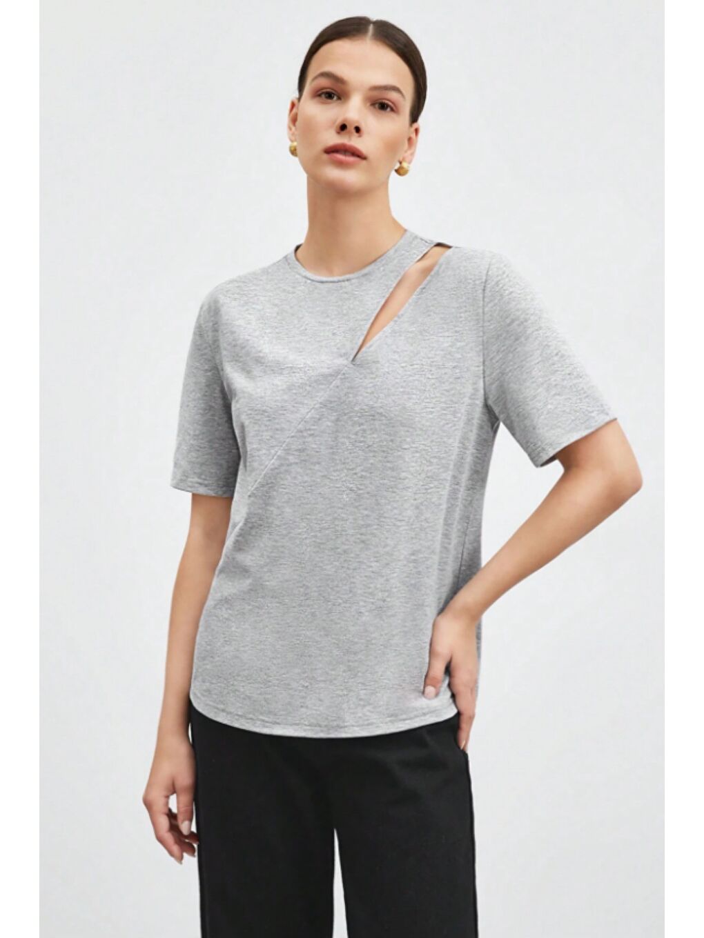 Gri Omuz Dekolteli Basic Kadın Tişört – Modern Kesim Günlük Bluz