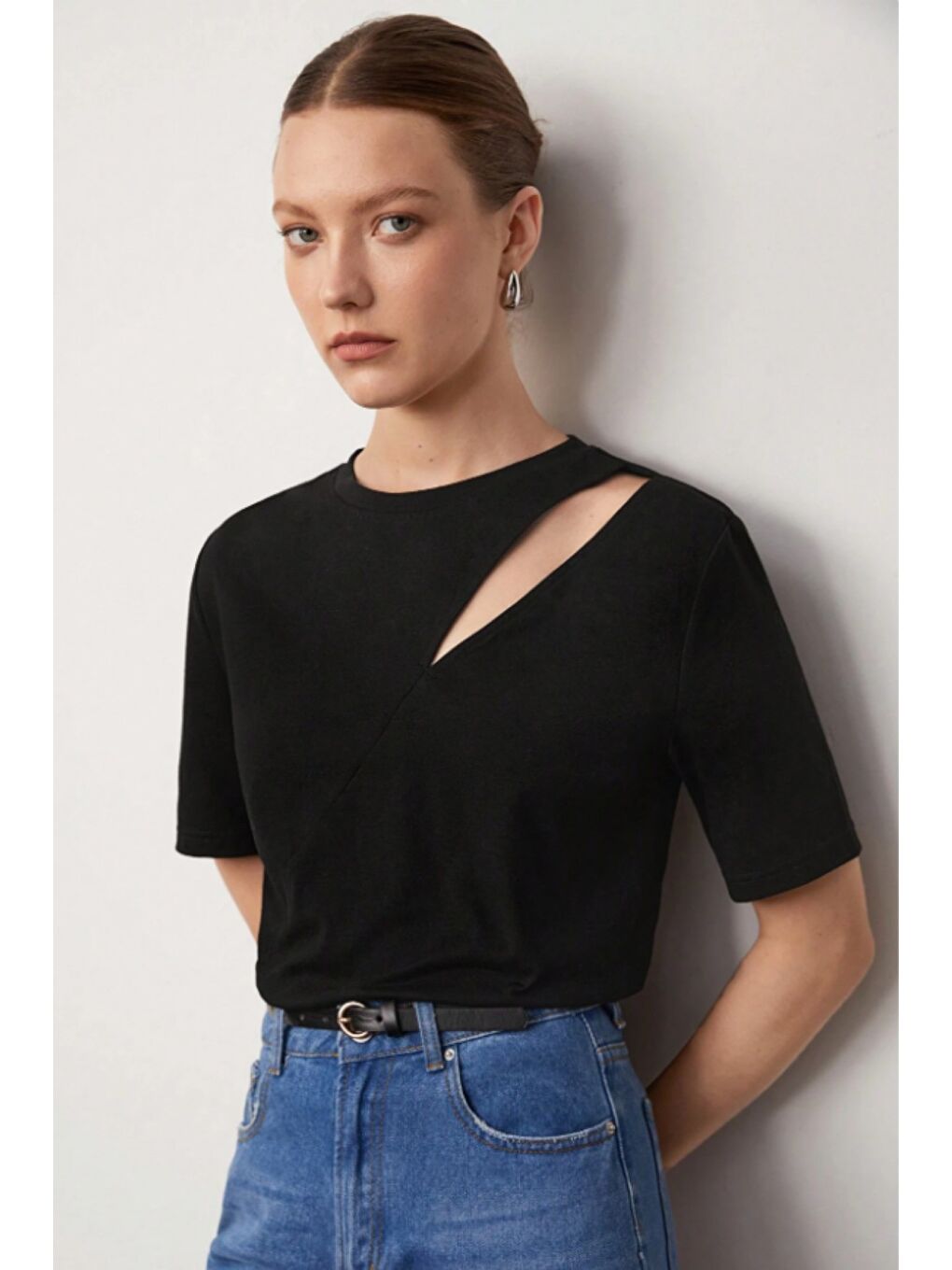 Siyah Omuz Dekolteli Basic Kadın Tişört – Modern Kesim Günlük Bluz-1